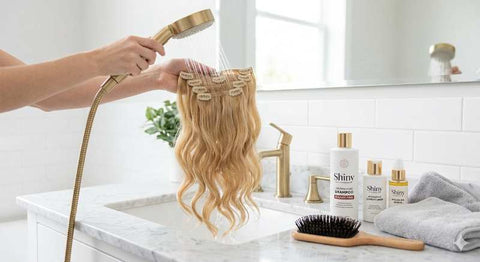 lavar las extensiones de cabello